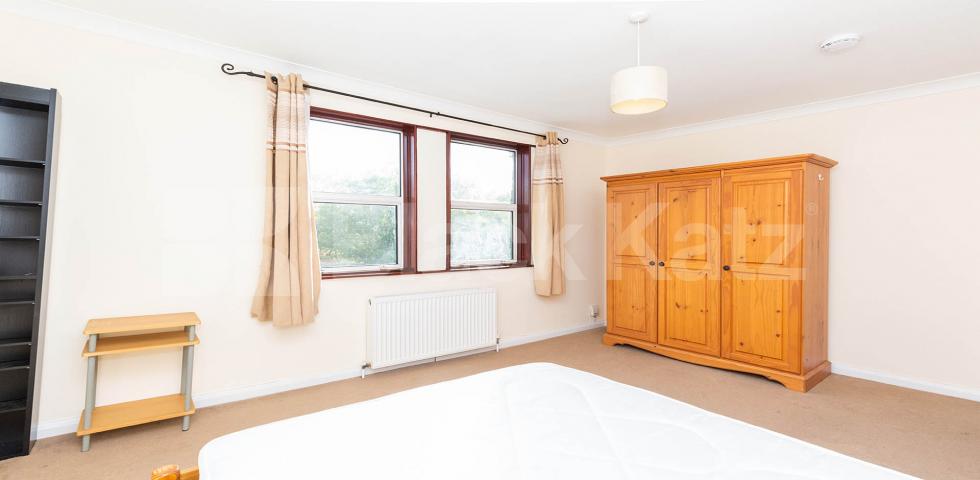 			NEW INSTRUCTION!, 2 Bedroom, 1 bath, 1 reception Flat			 North Villas, CAMDEN SQUARE